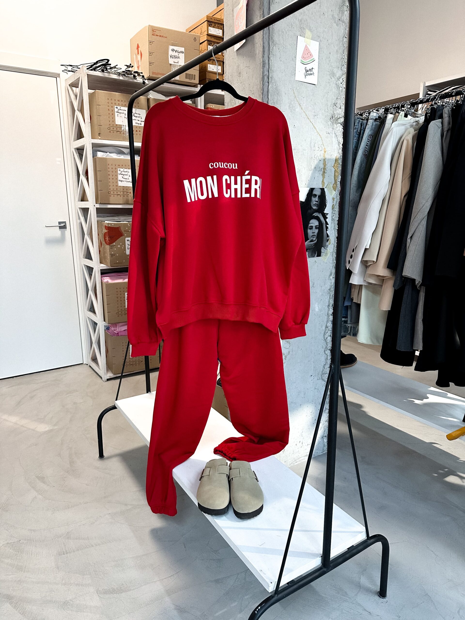 Спортивний жіночий костюм Mon Cheri червоний зі світшотом та джогерами