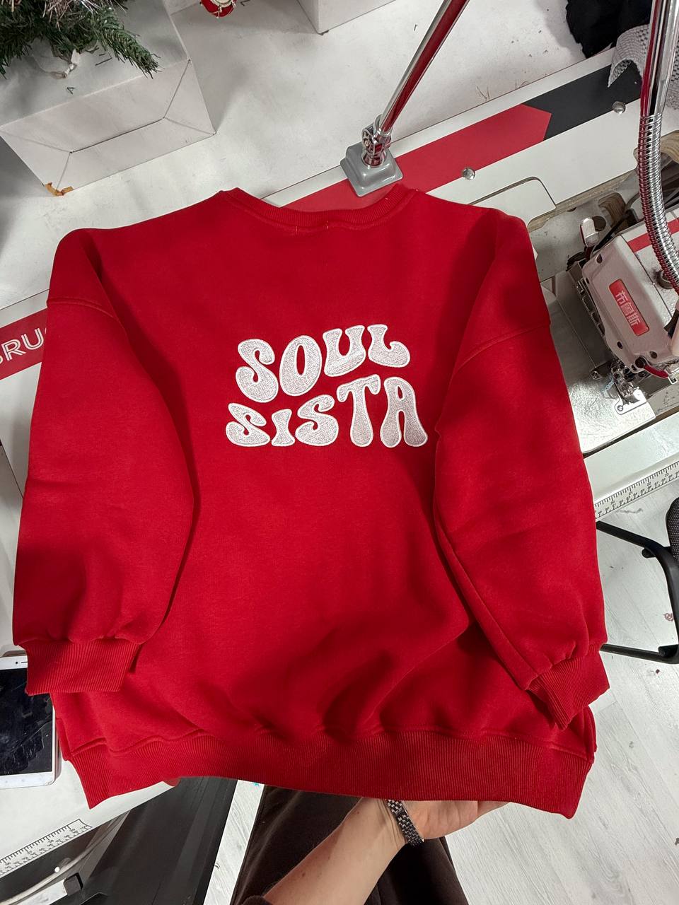 Світшот утеплений червоний з вишивкою Soul Sista - Зображення 4