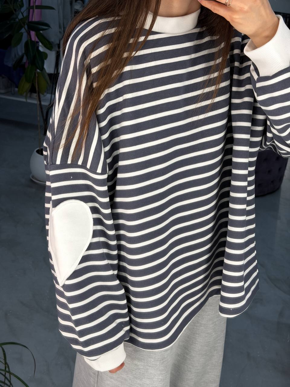 Лонгслів оверсайз plus смужка сіра з серцями на рукавах - Зображення 8