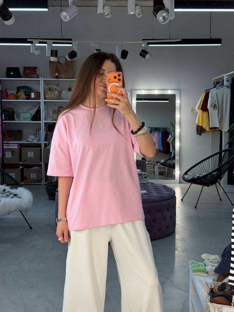 Футболка оверсайз світло-рожева з вишивкою “Герб України” білими нитками - Зображення 4
